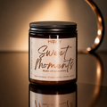 Handgjort doftljus Sweet Moments från Moony Flames i brunt glas, tillverkat i Småland av 100 % svenskt sojavax med doft av pepparkaka, kardemumma, kanel och vanilj.