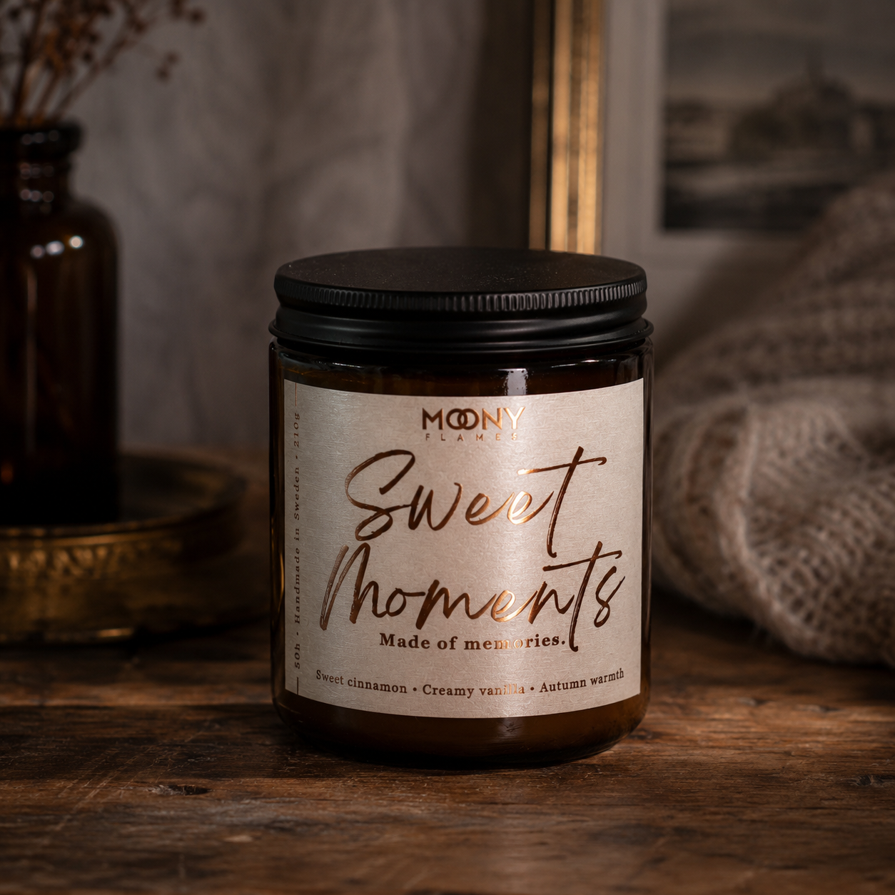 Tänt Sweet Moments doftljus från Moony Flames som sprider en varm och inbjudande juldoft av pepparkaka, kardemumma, kanel och vanilj i ett mysigt hem.