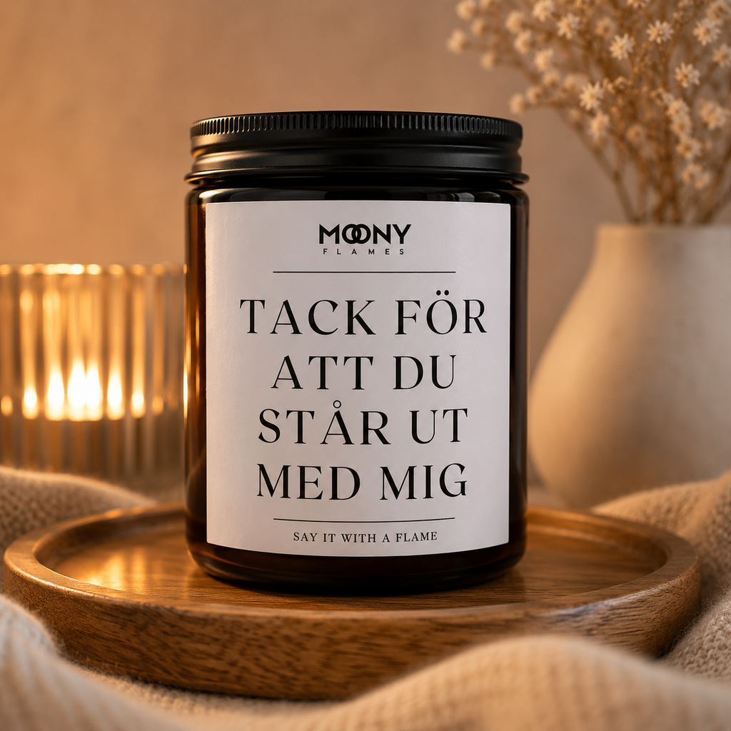 Personligt doftljus med egen text och budskapet ”Tack för att du står ut med mig”. Handgjord romantisk present till partner från Moony Flames i Småland, Sverige.