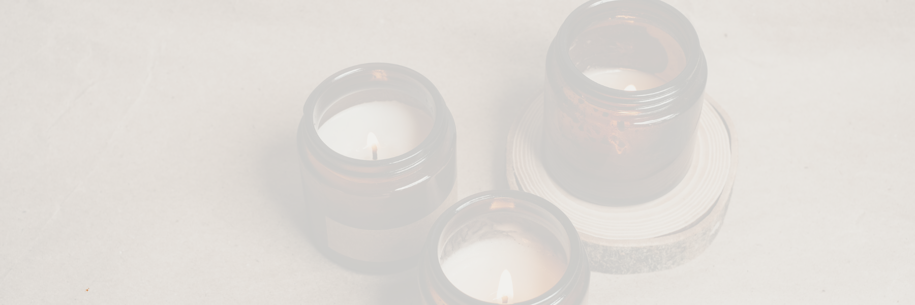 Tre doftljus från moony flames som står på ett ljust underlägg.