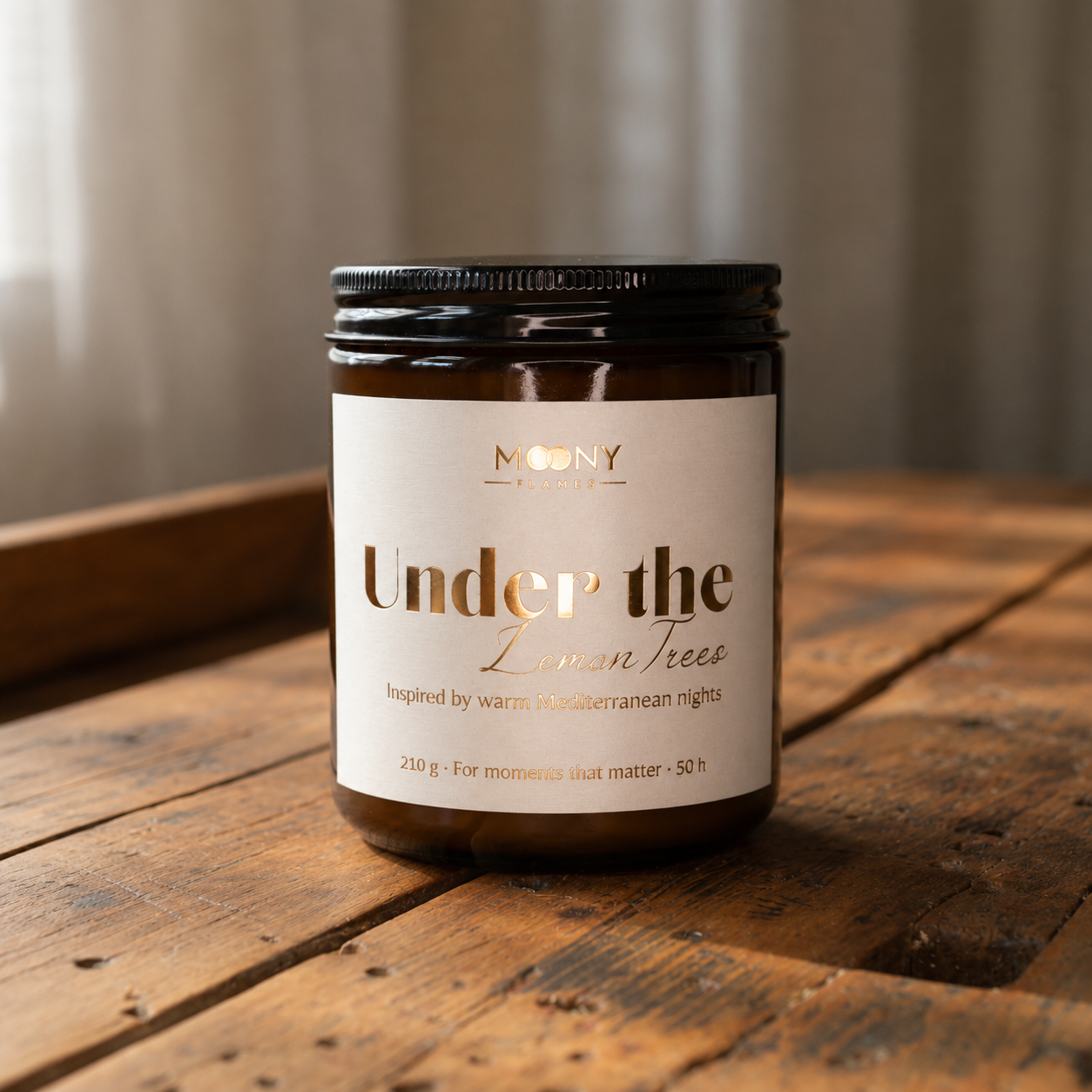 Under the Lemon Trees doftljus från Moony Flames på rustikt träbord. Handgjort doftljus inspirerat av varma medelhavskvällar med frisk citrus, gröna noter och en elegant känsla, tillverkat i Småland, Sverige.