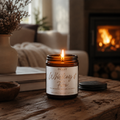 Tänt Whiskey & Fire doftljus från Moony Flames inspirerat av mörka kvällar, sprakande eld och ett hem fyllt av värme, träiga dofter och avslappnad atmosfär.